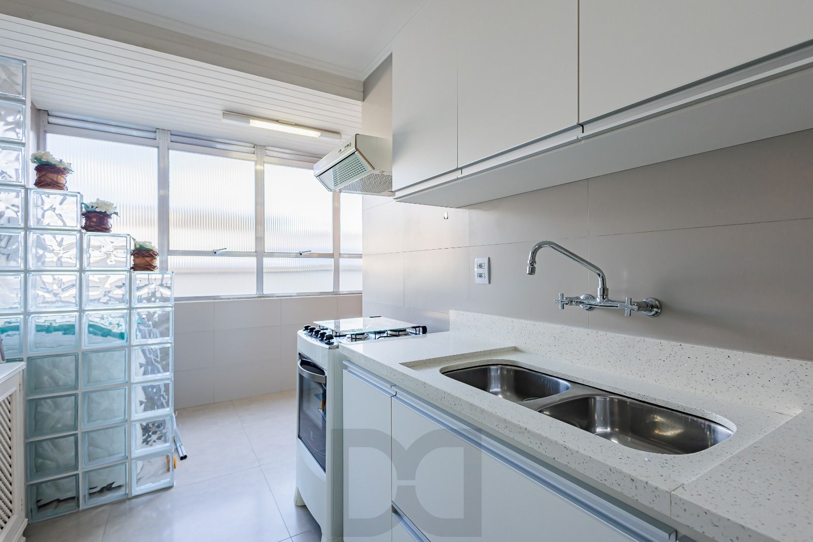 Apartamento a venda com dois dormitorios e vaga coberta no bairro Menino Deus. — foto 10