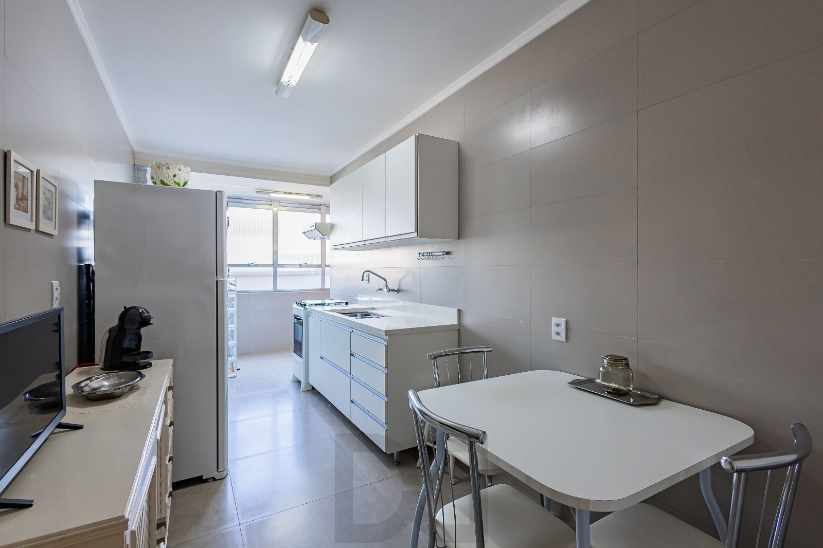 Apartamento a venda com dois dormitorios e vaga coberta no bairro Menino Deus. — foto 12