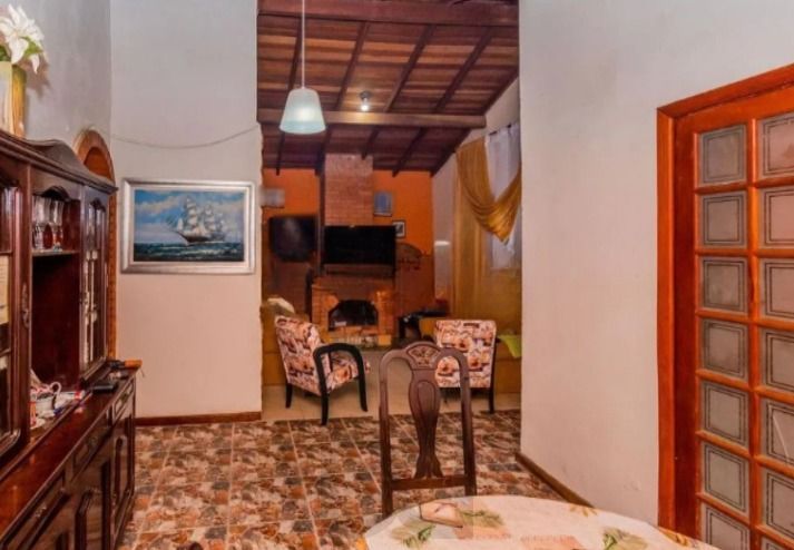 Casa de 3 dormitórios , com suíte , banheiro social , 2 apartamentos de 1 dormitório nos fundos , vaga para 3 carros ! — foto 4