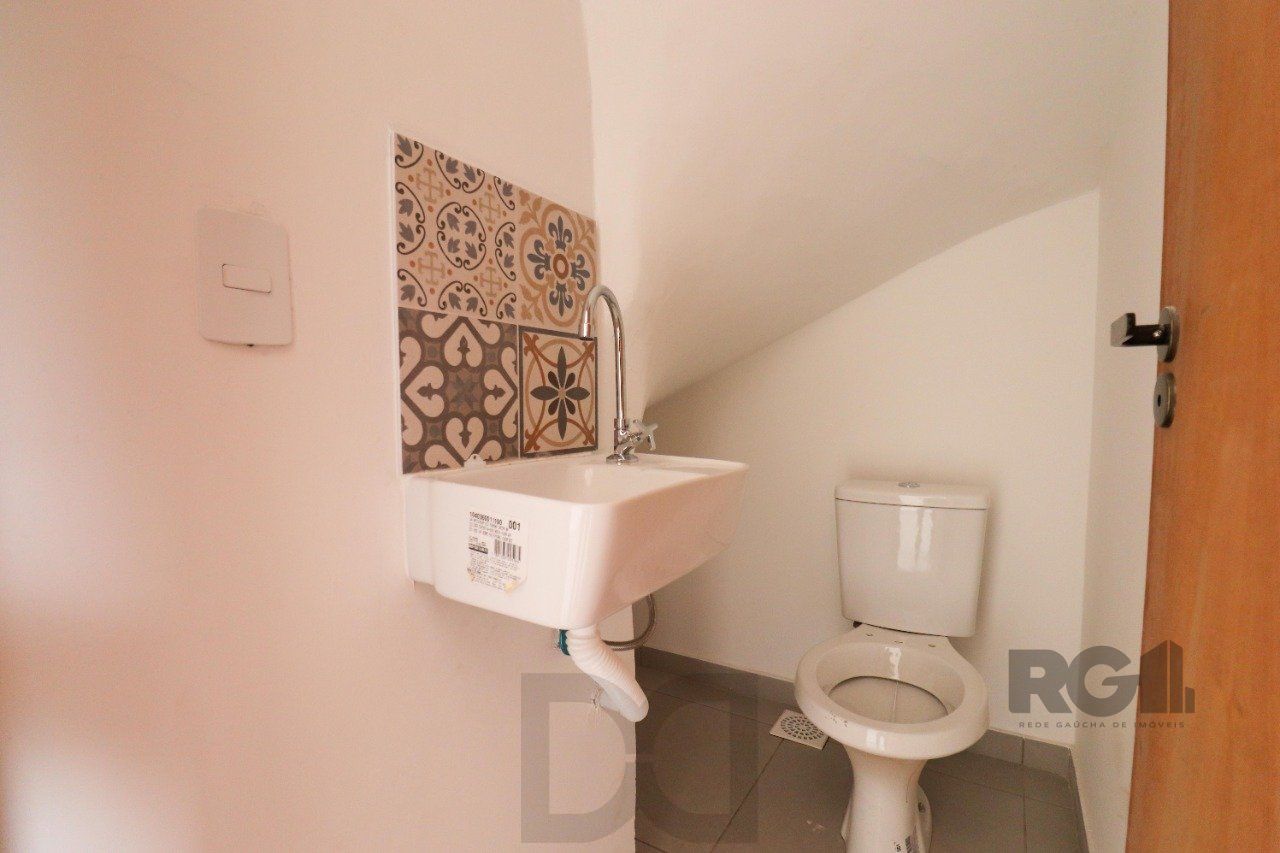 CASA ESTILO SOBRADO COM 2 QUARTOS E PÁTIO, À VENDA NO BAIRRO VILA NOVA, EM PORTO ALEGRE/RS — foto 16