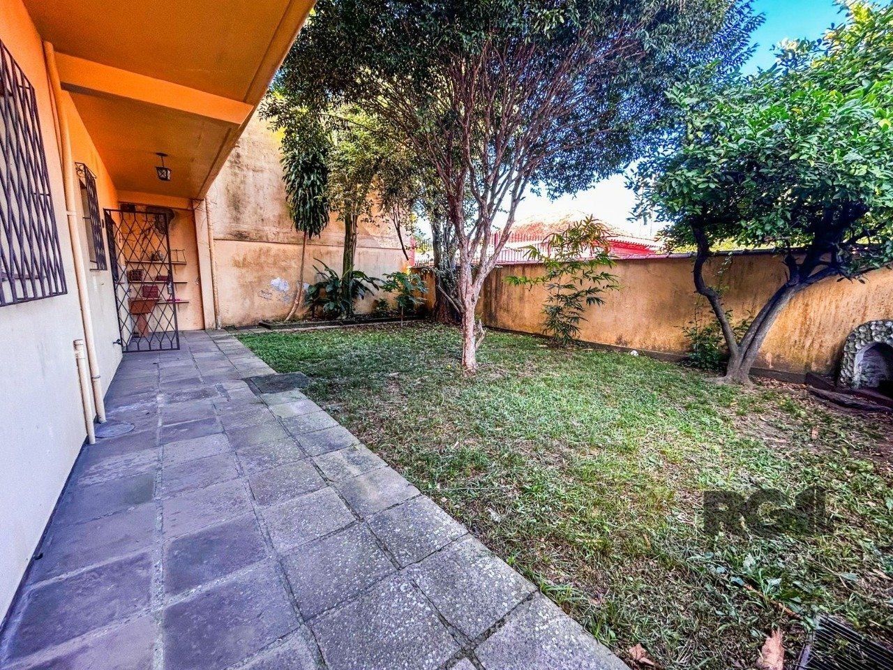 Casa com 2 salas comerciais, 3 quartos, vaga de garagem churrasqueira, suíte, no bairro Cavalhada, Porto Alegre/RS — foto 9