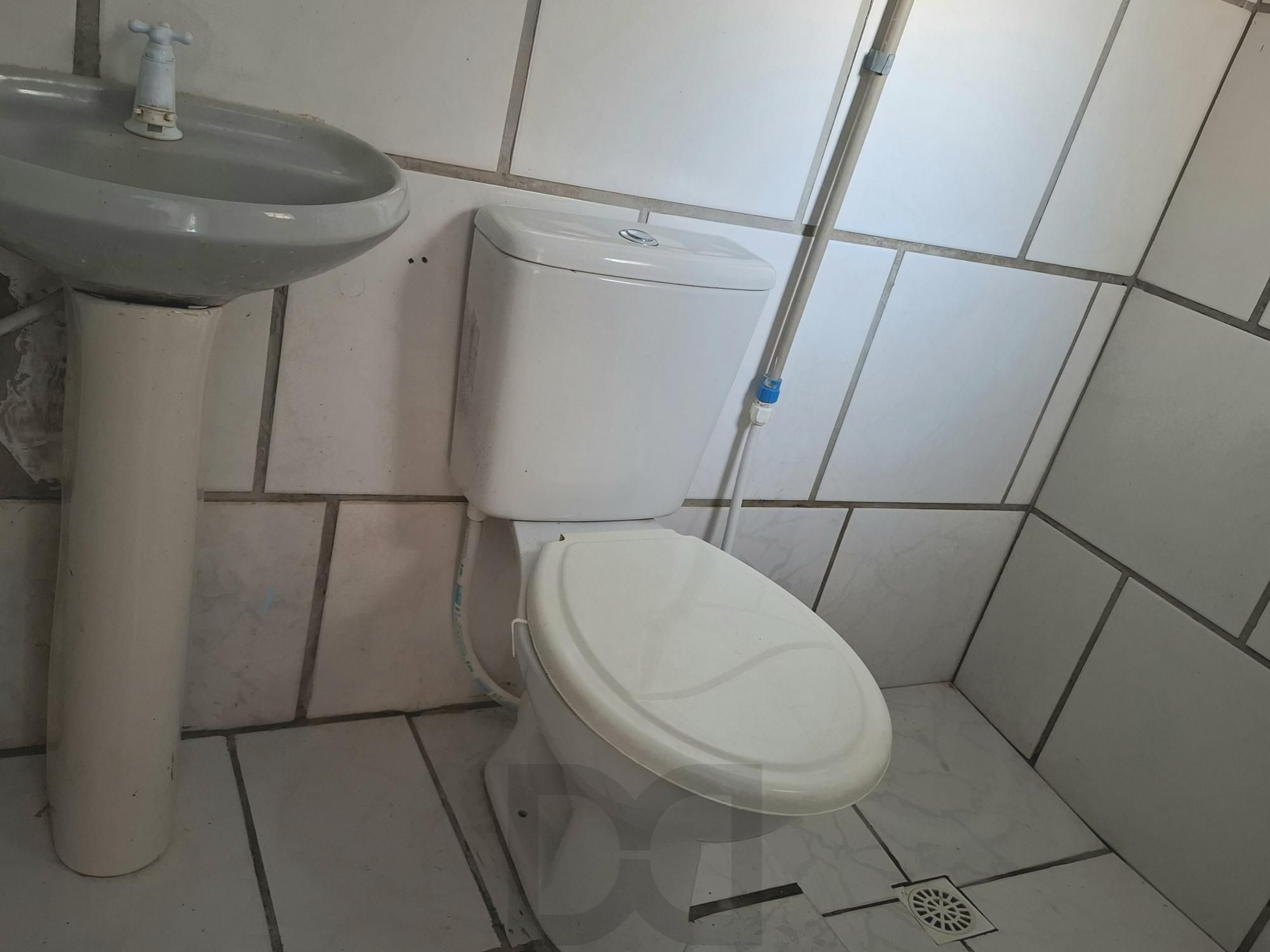 Vende Casa no Bairro Cavalhada em acesso a poucos metros da Avenida. Construídos 2 residências geminadas com 1 dormitório separado, sala e cozinha integrados casa uma, mais chalé antigo de madeira. — foto 7