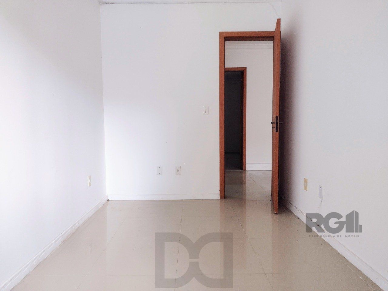 CASA TÉRREA - 2 DORMITÓRIOS, ÁREA COBERTA COM CHURRASQUEIRA , TERRAÇO - 02 VAGAS — foto 6