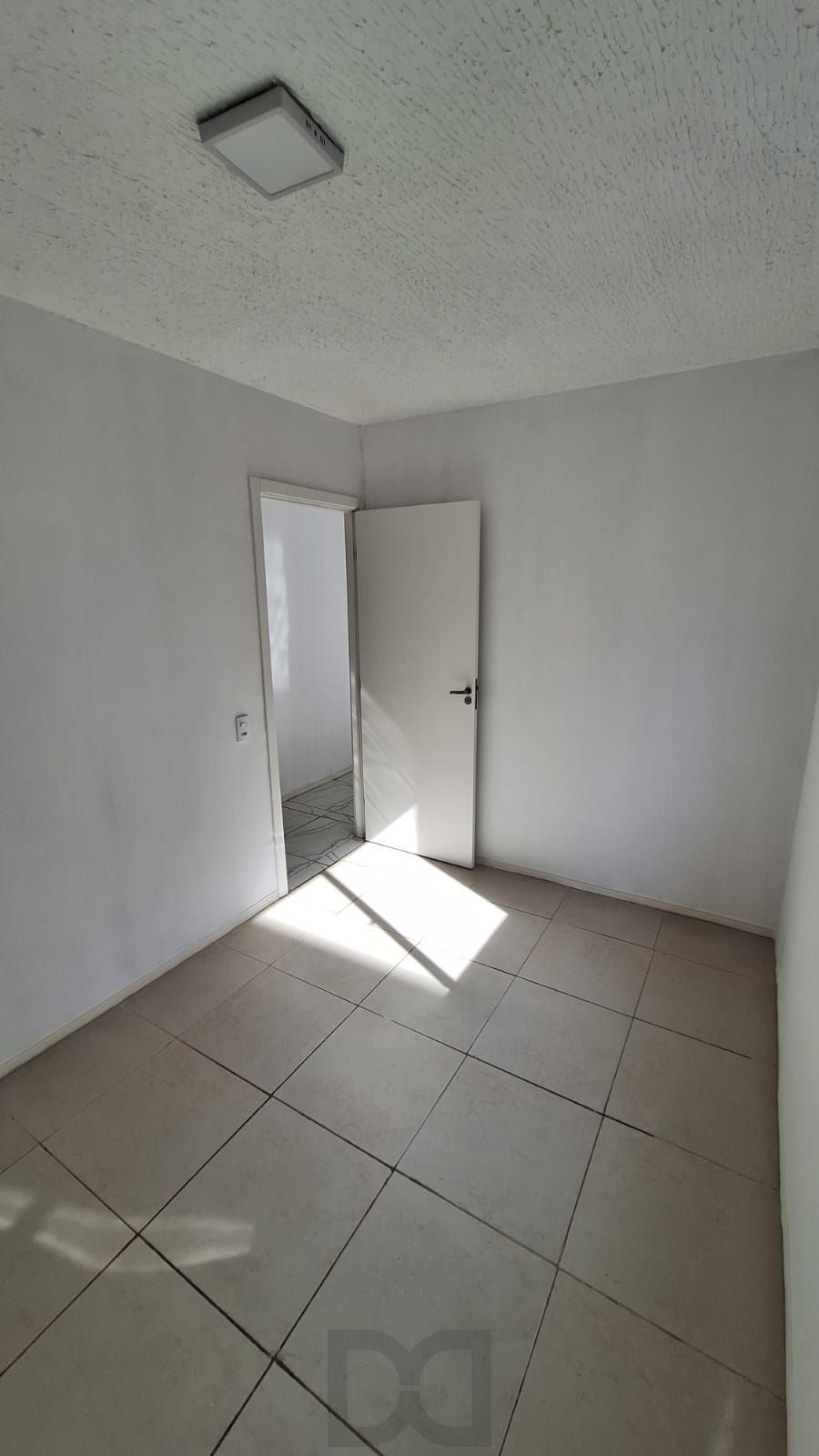 Apartamento semimobiliado com 2 dormitórios, vaga de garage, reformado, no bairro Rubem Berta - Porto Alegre — foto 4