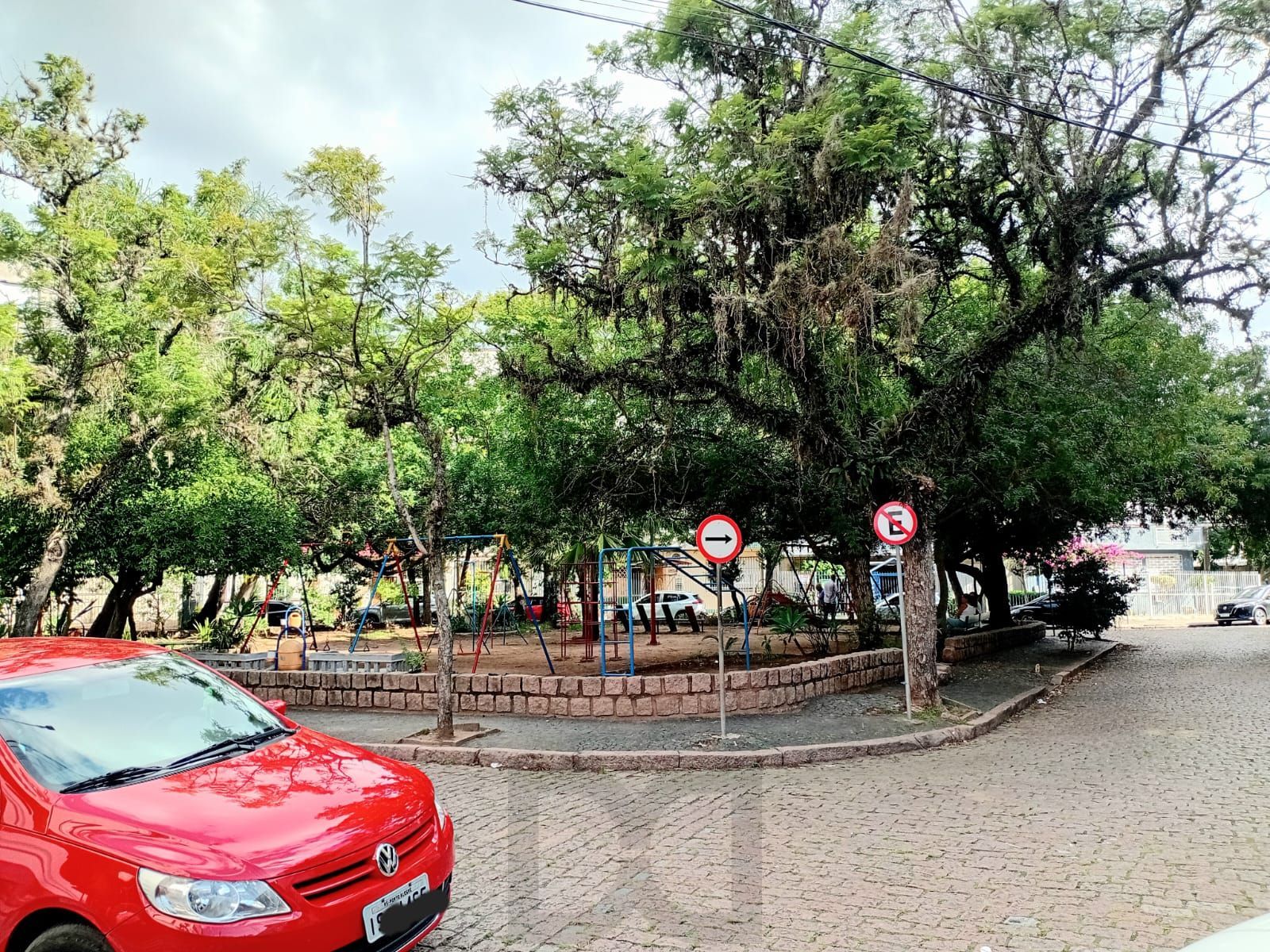 Apartamento 3 dormitórios, frente, sacada no bairro Santana - Porto Alegre - RS — foto 35