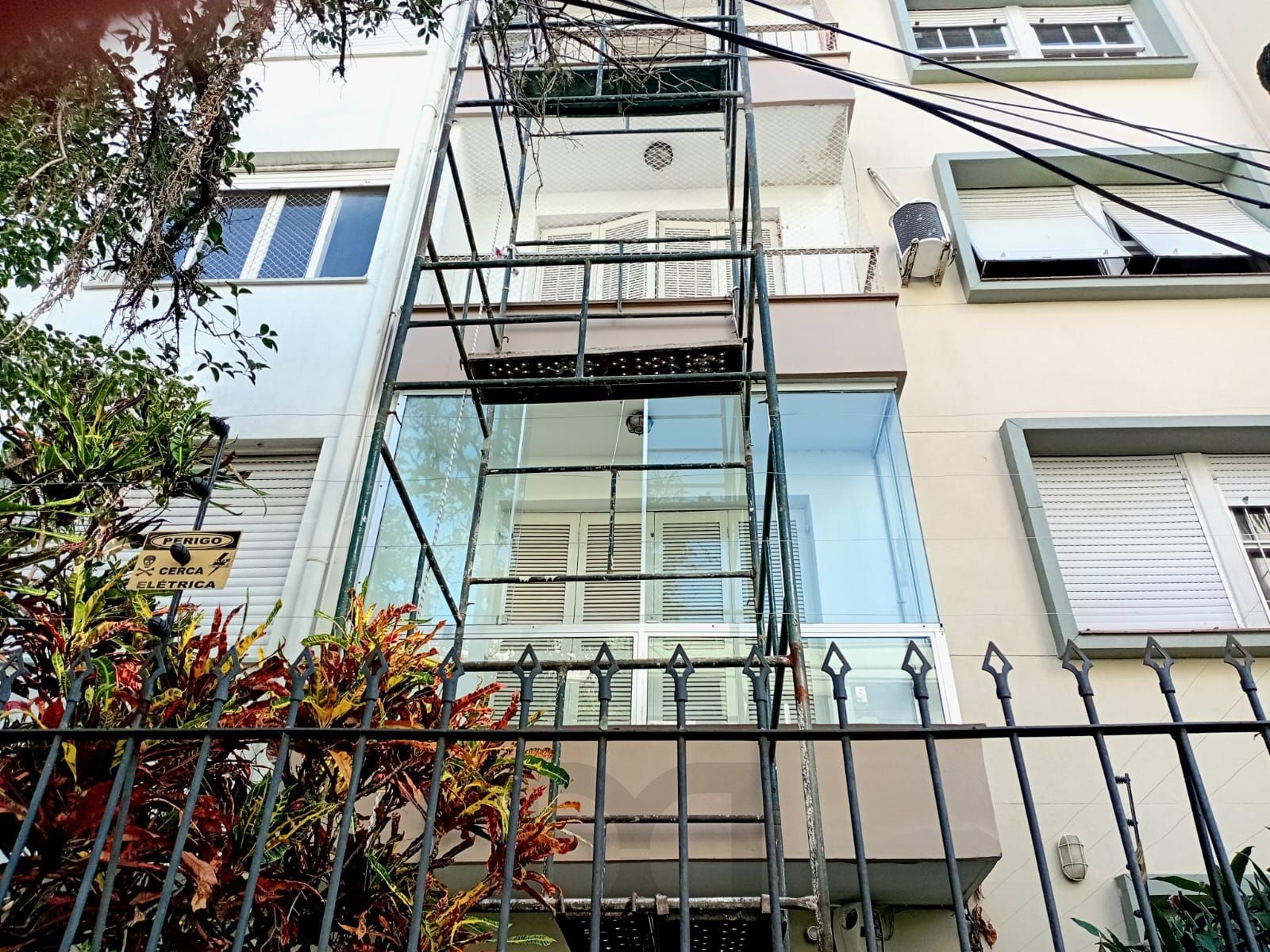 Apartamento 3 dormitórios, frente, sacada no bairro Santana - Porto Alegre - RS — foto 30