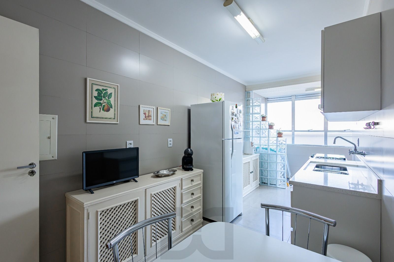 Apartamento a venda com dois dormitorios e vaga coberta no bairro Menino Deus. — foto 15