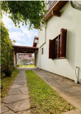 Casa 4 domitorios sendo uma suite com 6 vagas em 195m2 no bairro Guaruja. — foto 2