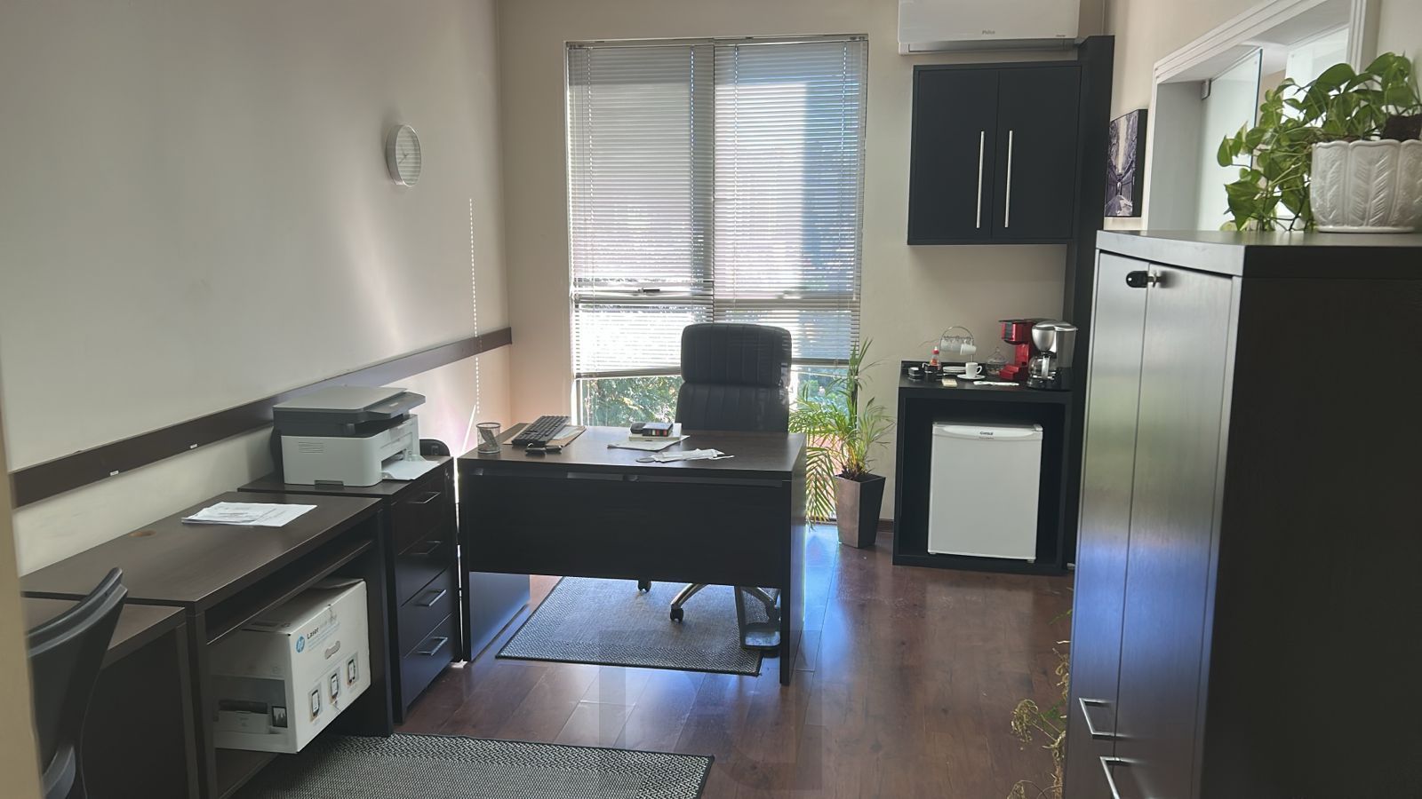 Sala com vaga coberta no bairro Petrópolis em Porto Alegre RS — foto 3
