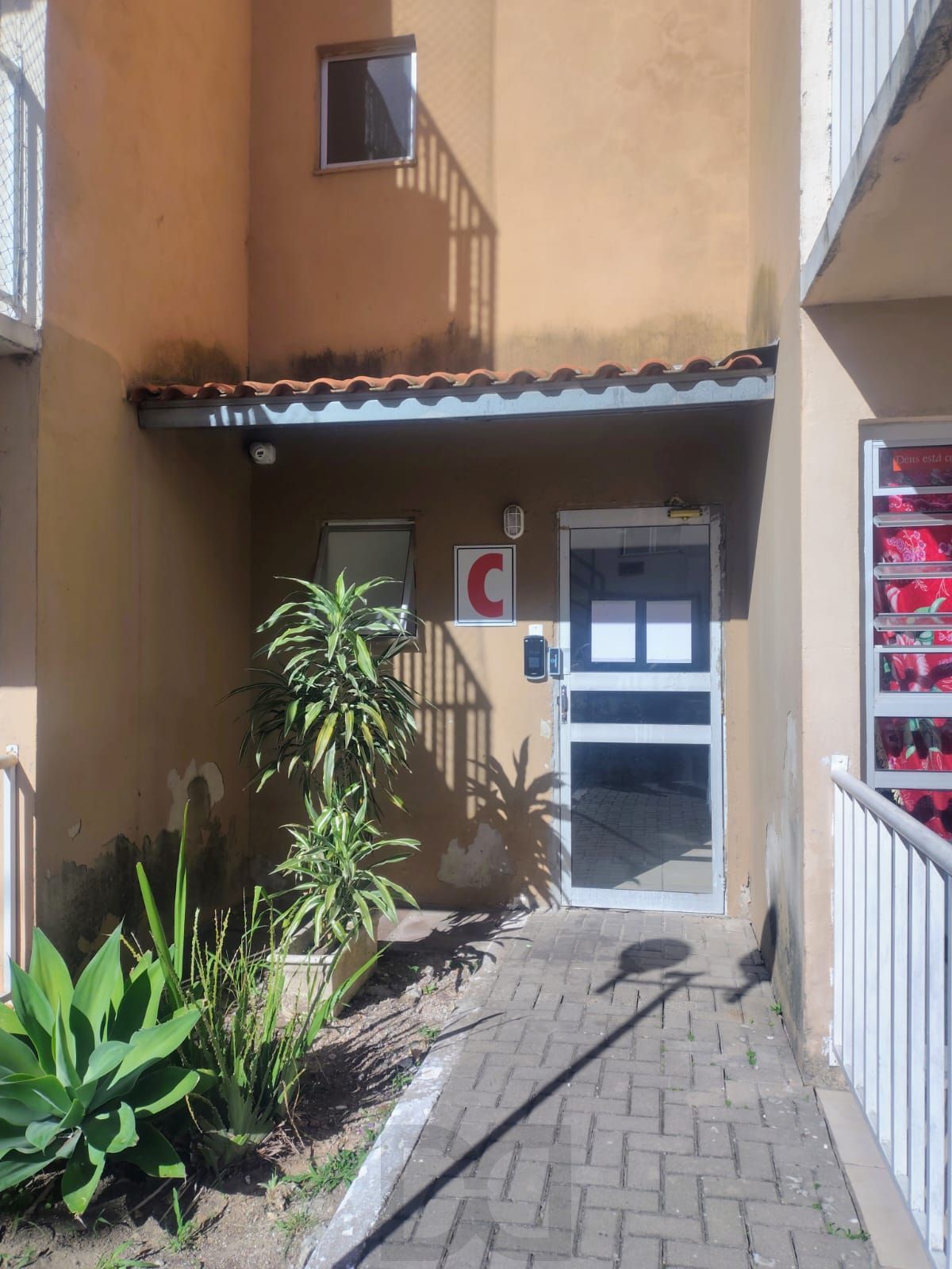 Apartamento de 2 dormitórios , sacada ,salão de festas com churrasqueira , portaria virtual , 1 vaga de garagem rotativa ! — foto 3