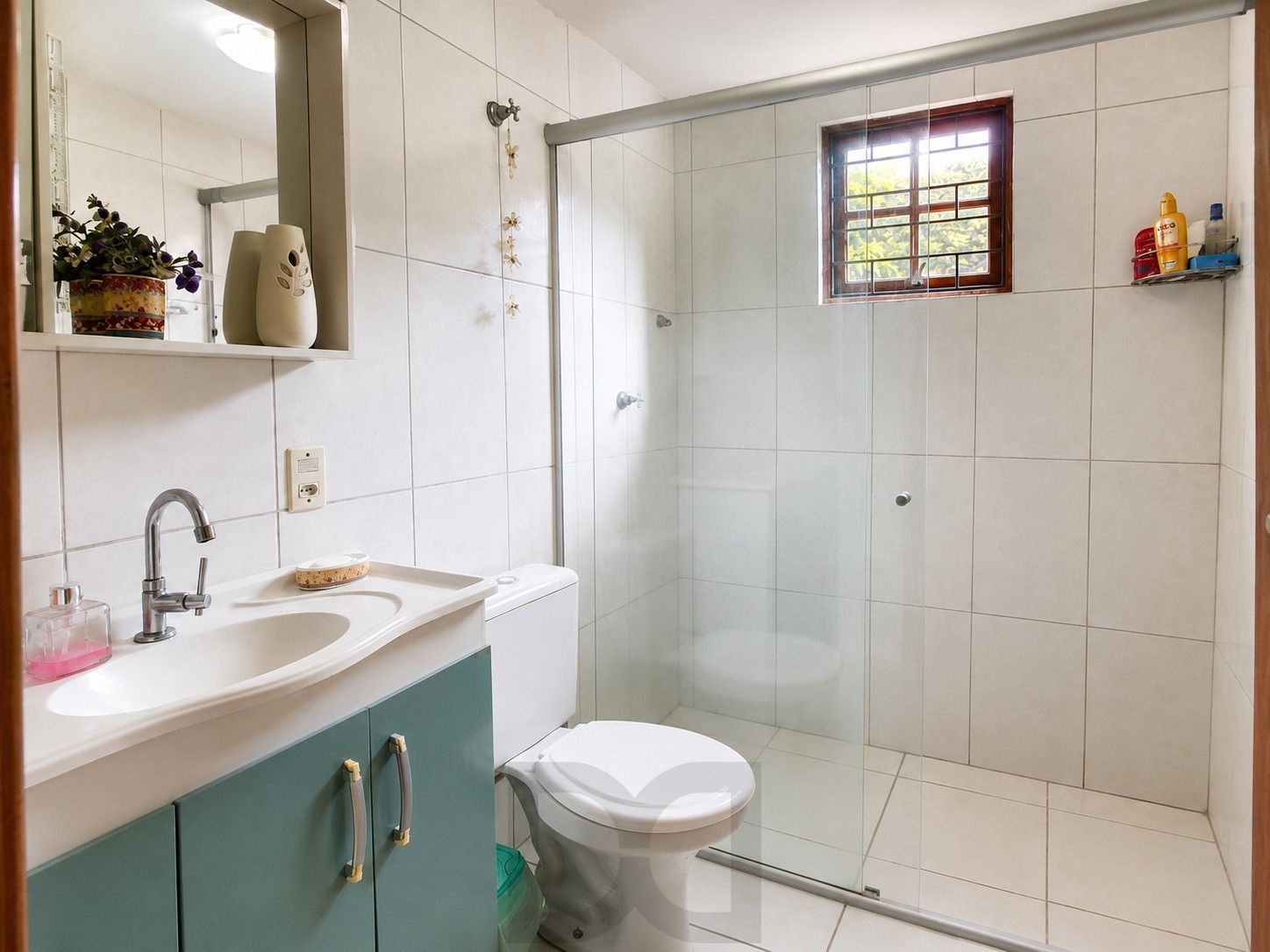 Casa 4 domitorios sendo uma suite com 6 vagas em 195m2 no bairro Guaruja. — foto 5