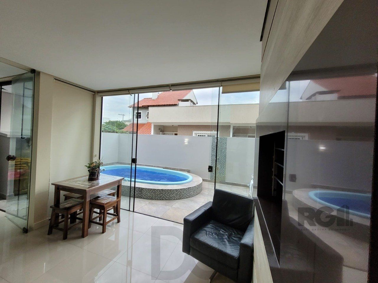 Casa com 3 quartos, 1 suíte, lareira 2 vagas no bairro Hípica, Porto Alegre/RS — foto 1