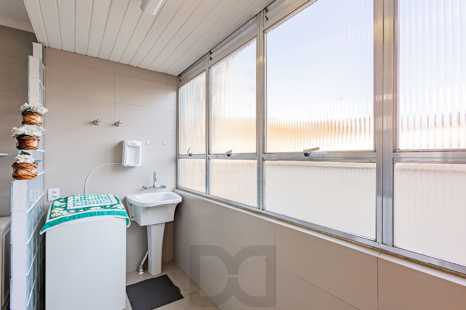 Apartamento a venda com dois dormitorios e vaga coberta no bairro Menino Deus. — foto 17
