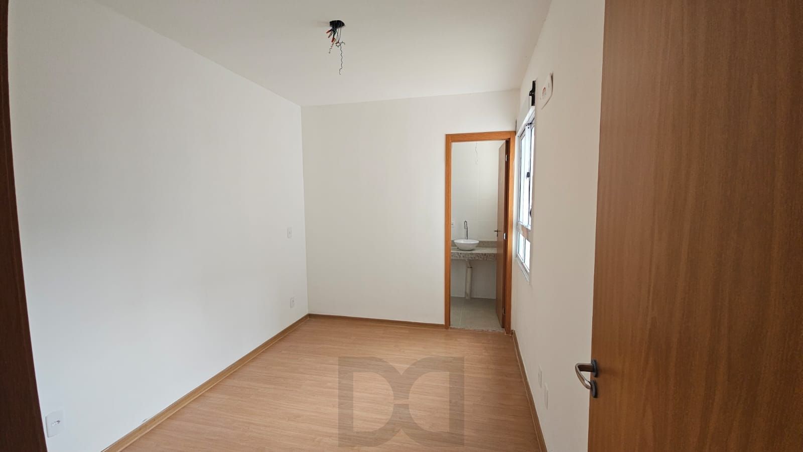 Apartamento 2 dormitórios , suíte , sacada com churrasqueira , 1 vaga de garagem coberta ! — foto 9