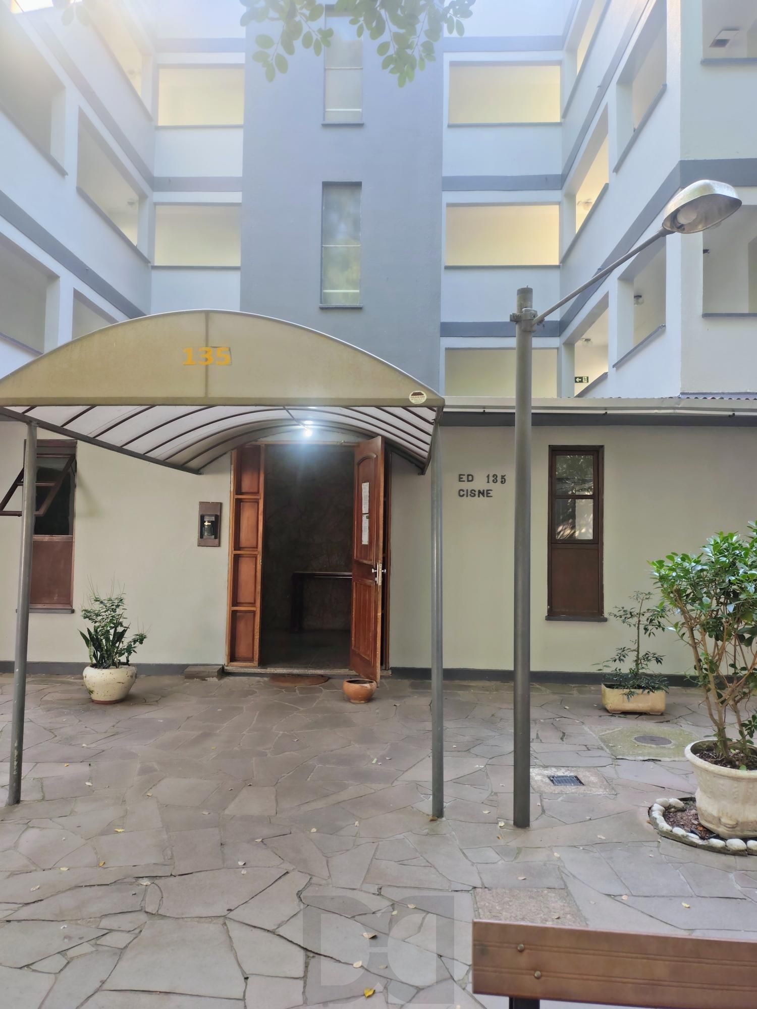 Apartamento dois dormitórios com vaga rotativa Santo Antônio - Porto Alegre — foto 1