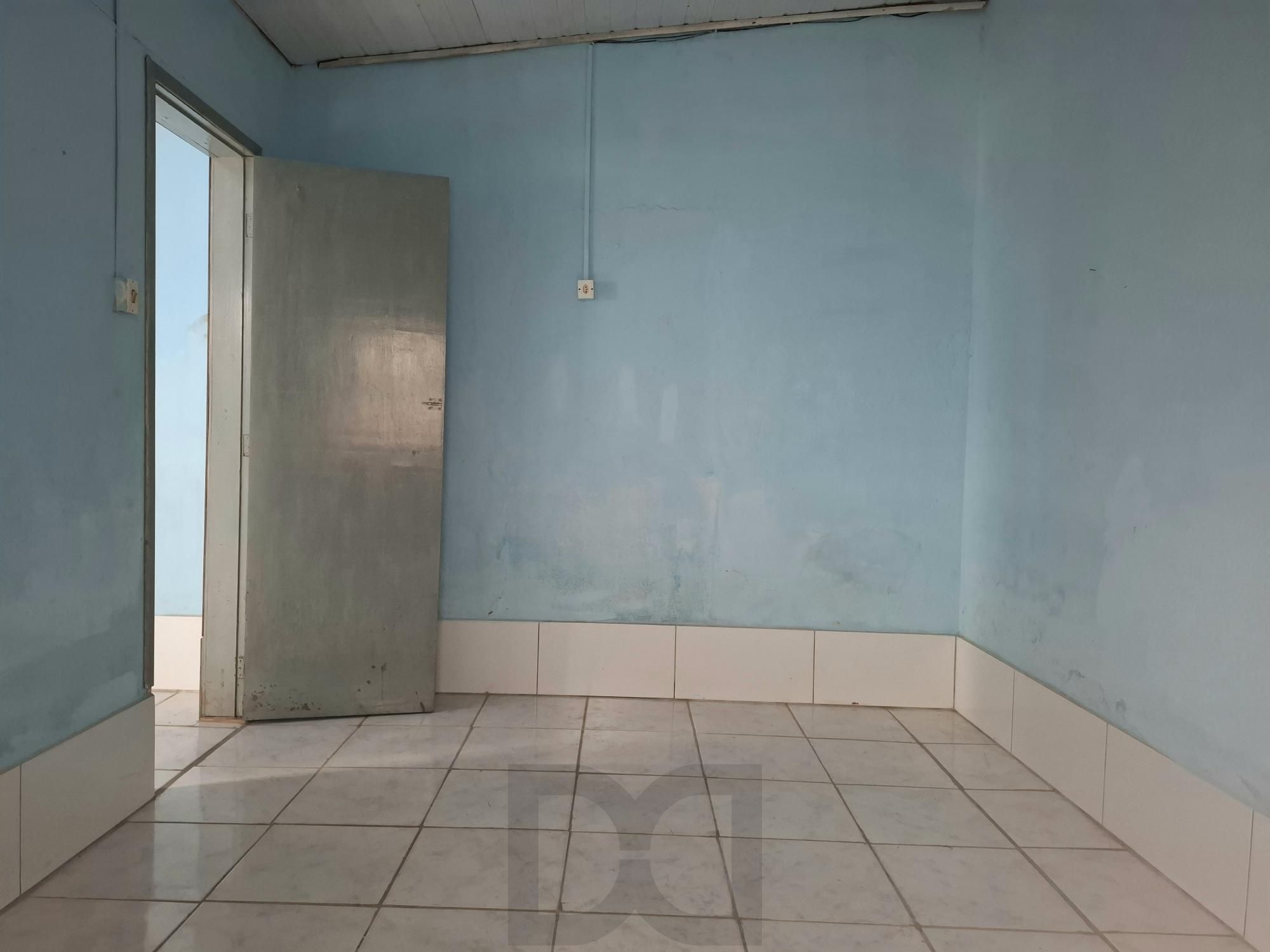 Vende Casa no Bairro Cavalhada em acesso a poucos metros da Avenida. Construídos 2 residências geminadas com 1 dormitório separado, sala e cozinha integrados casa uma, mais chalé antigo de madeira. — foto 4