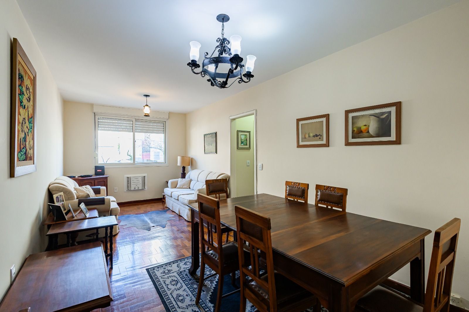 Apartamento a venda com dois dormitorios e vaga coberta no bairro Menino Deus. — foto 1