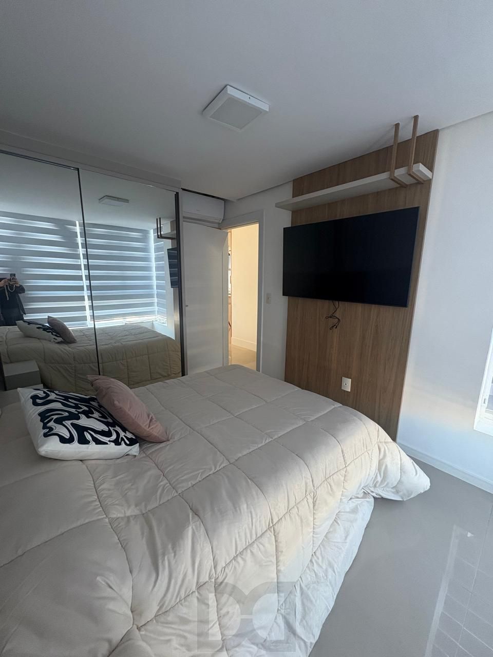 Apartamento à venda no Bairro Tristeza – Mobiliado. Lindo apartamento de 3 dormitórios, transformado em 2 dormitorios, sendo 1 suíte, com excelente distribuição dos ambientes. — foto 13