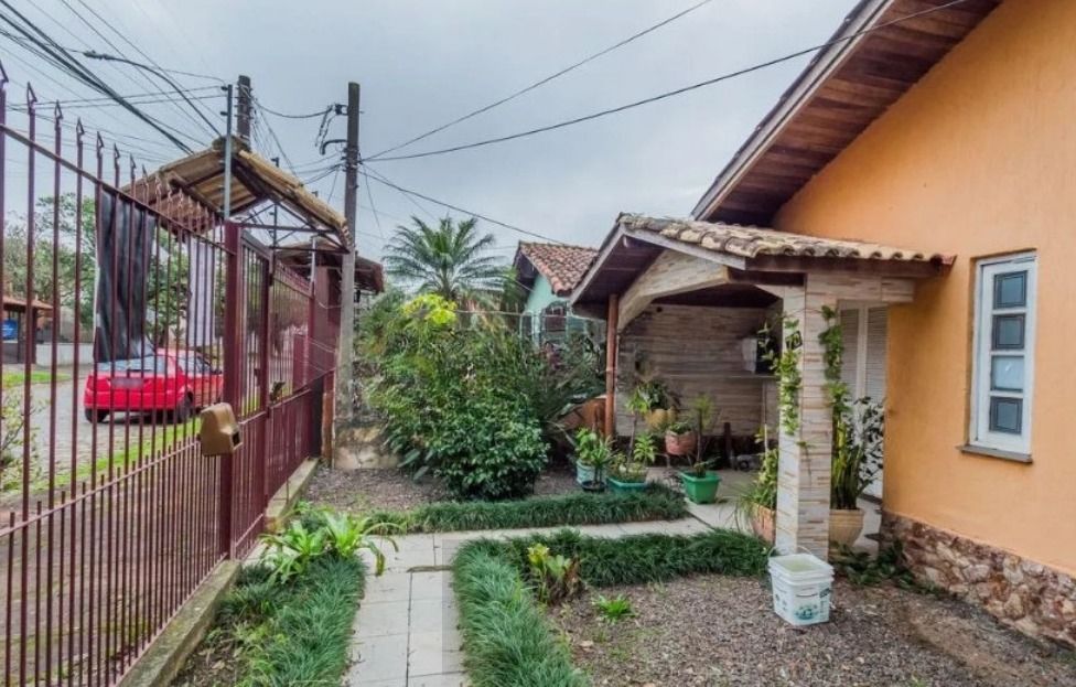 Casa de 3 dormitórios , com suíte , banheiro social , 2 apartamentos de 1 dormitório nos fundos , vaga para 3 carros ! — foto 2