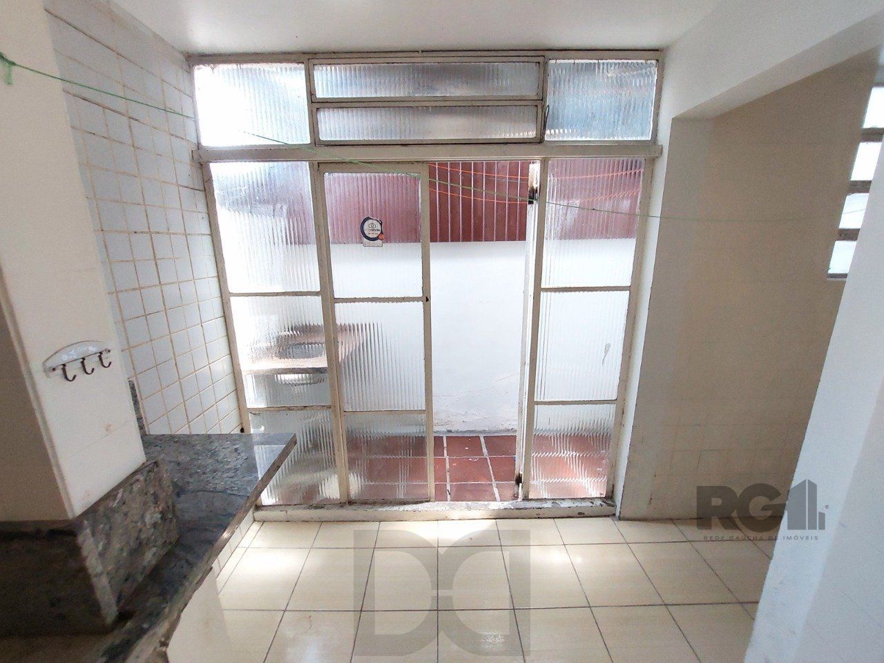 APTO 02 DORMITÓRIOS AMPLAS PEÇAS - 01 VAGA ESCRITURADA NO BAIRRO TRISTEZA — foto 11