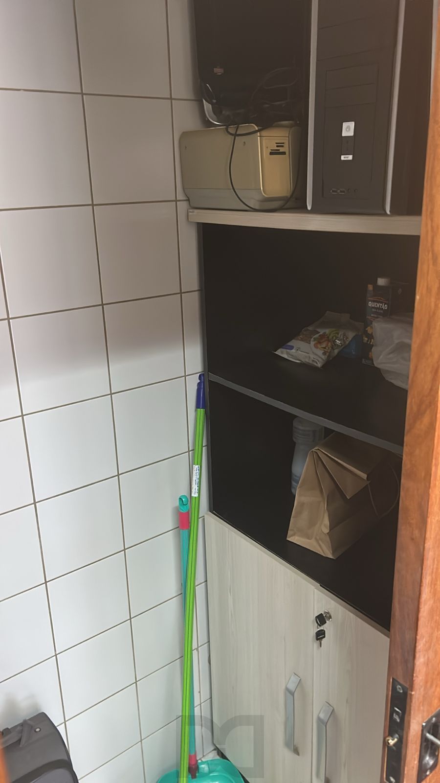 Sala com vaga coberta no bairro Petrópolis em Porto Alegre RS — foto 11