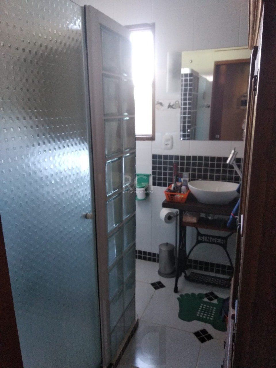 Casa 2 dormitórios, garagem coberta, terreno 621m² bairro Camaquã, Porto Alegre — foto 4