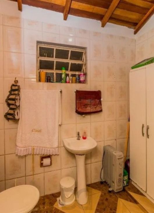 Casa de 3 dormitórios , com suíte , banheiro social , 2 apartamentos de 1 dormitório nos fundos , vaga para 3 carros ! — foto 6