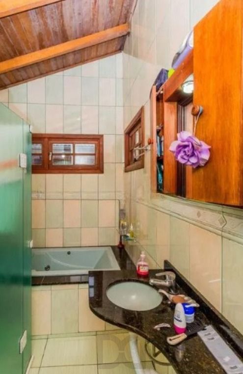 Casa de 3 dormitórios , com suíte , banheiro social , 2 apartamentos de 1 dormitório nos fundos , vaga para 3 carros ! — foto 7