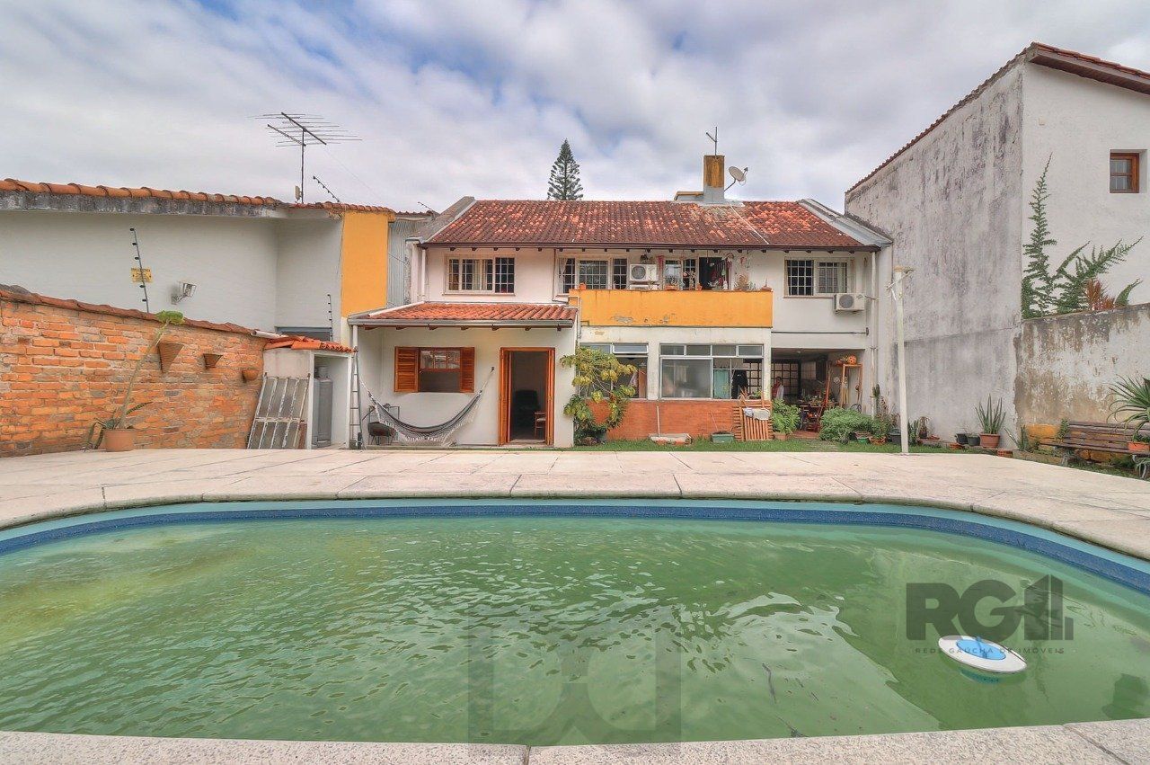 Casa a venda composta de 4 dormitórios no bairro Jardim Isabel em Porto Alegre — foto 1