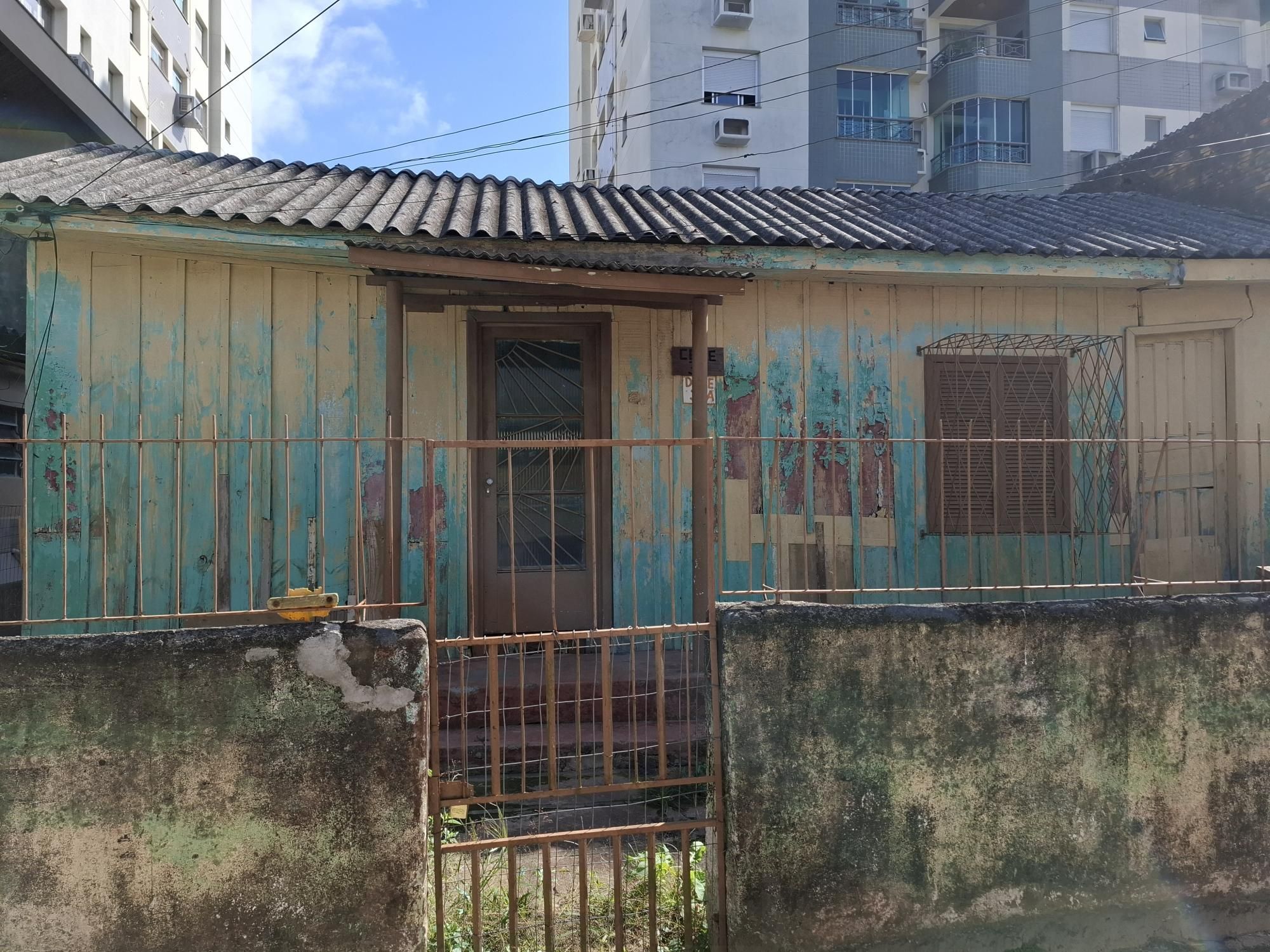 Vende Casa no Bairro Cavalhada em acesso a poucos metros da Avenida. Construídos 2 residências geminadas com 1 dormitório separado, sala e cozinha integrados casa uma, mais chalé antigo de madeira. — foto 16