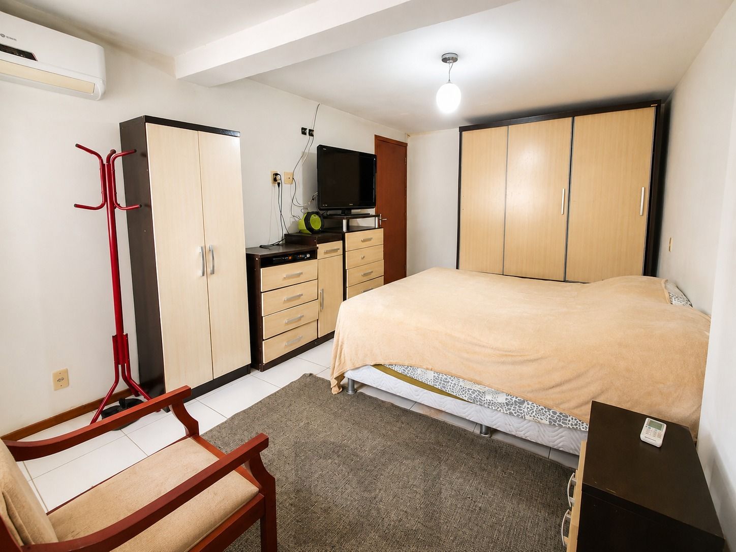 Casa 4 domitorios sendo uma suite com 6 vagas em 195m2 no bairro Guaruja. — foto 11