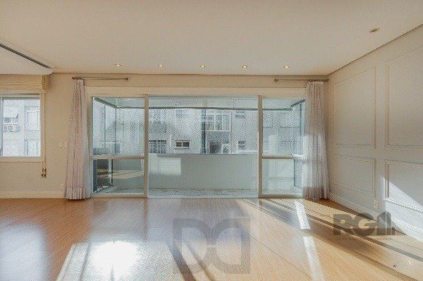 Vende-se luxuoso apartamento 3 quartos c/ suíte, dependência de empregada, gabinete, 2 vagas cobertas - 283m² - Moinhos de Vento — foto 7