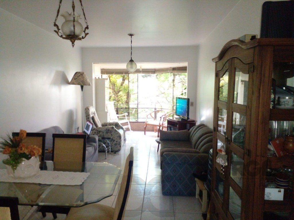Apartamento de 2 dormitórios, 2 banheiros e 1 vaga de garagem no Bairro Petrópolis — foto 4