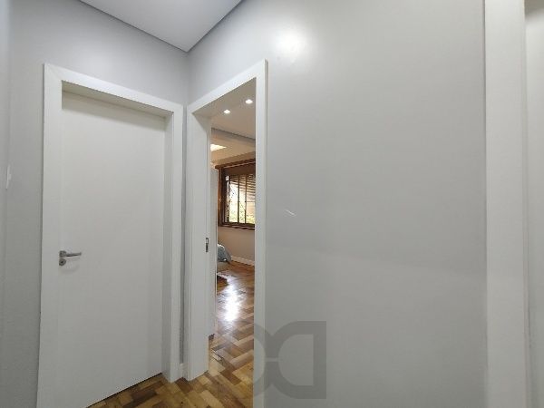 Vende-se apartamento reformado com 2 dormitórios (1 suíte) - 75 m² - Jardim Botânico — foto 10