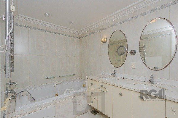 Vende-se luxuoso apartamento 3 quartos c/ suíte, dependência de empregada, gabinete, 2 vagas cobertas - 283m² - Moinhos de Vento — foto 35