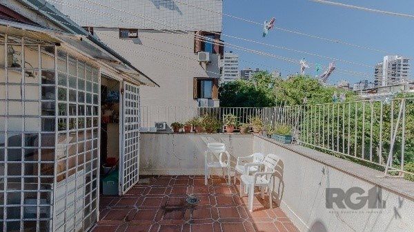 Vende-se excelente cobertura 2 quartos com suíte, 3 vagas de garagem com 156m² no Petrópolis — foto 2