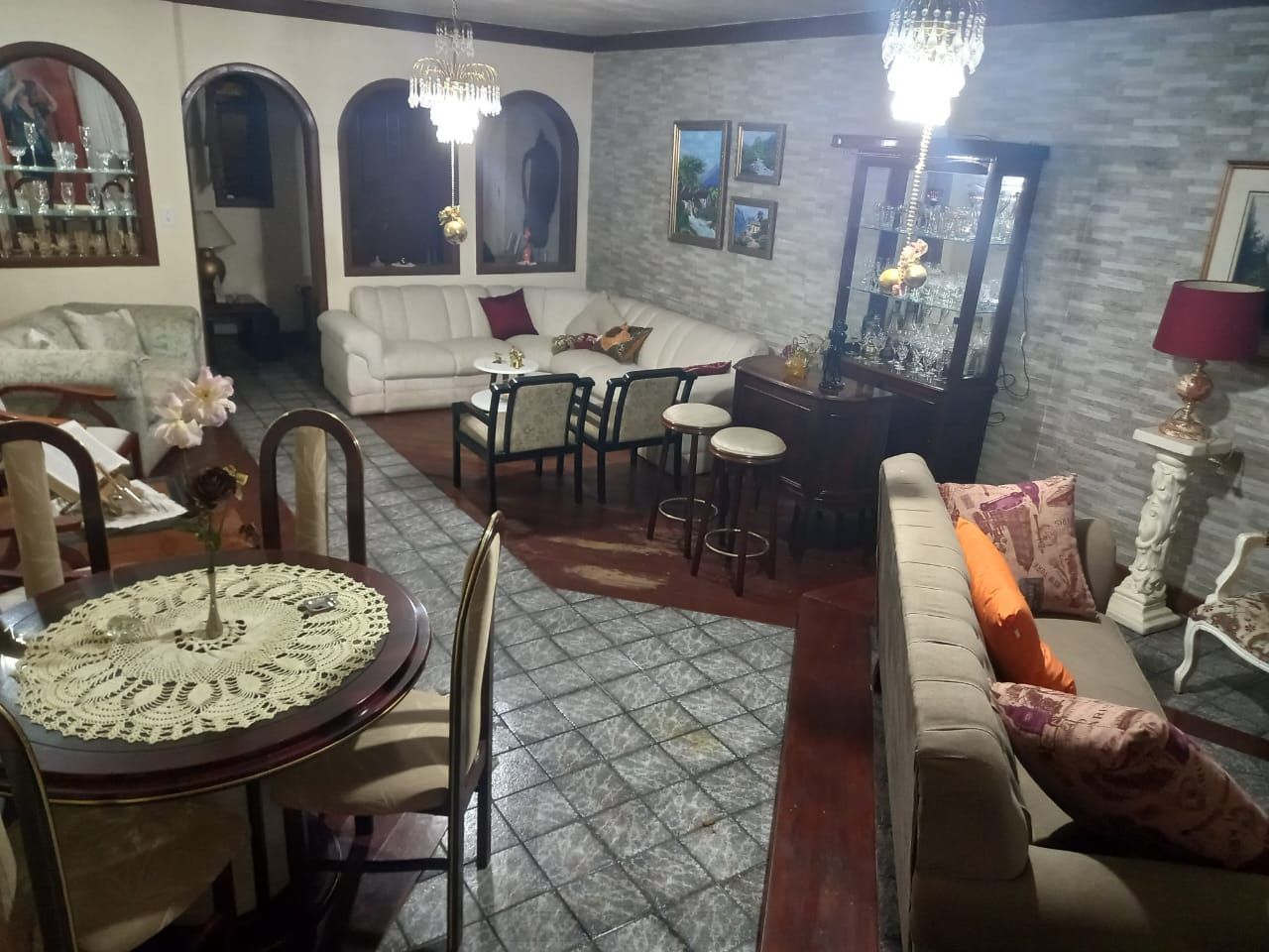 Excelente casa localzada ma Rua Santo Camaratto com 4 D e 1 suite — foto 1