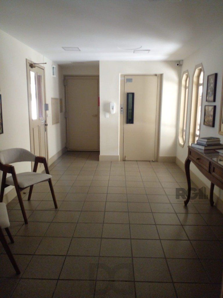 Apartamento de 2 dormitórios, 2 banheiros e 1 vaga de garagem no Bairro Petrópolis — foto 8
