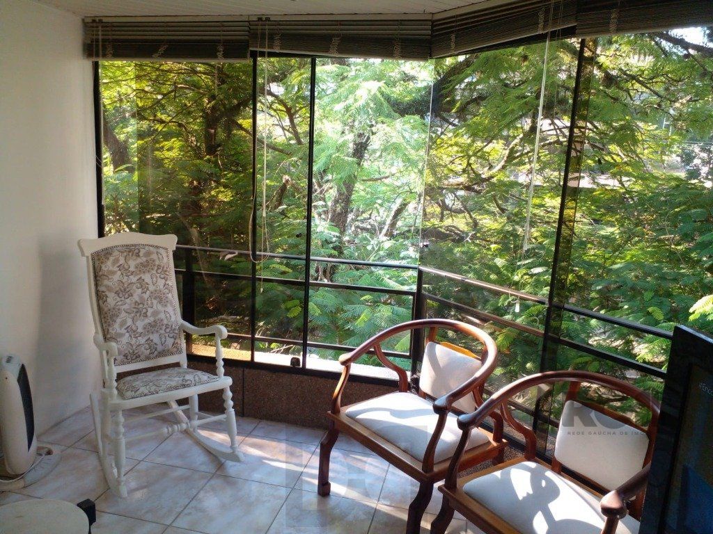 Apartamento de 2 dormitórios, 2 banheiros e 1 vaga de garagem no Bairro Petrópolis — foto 3