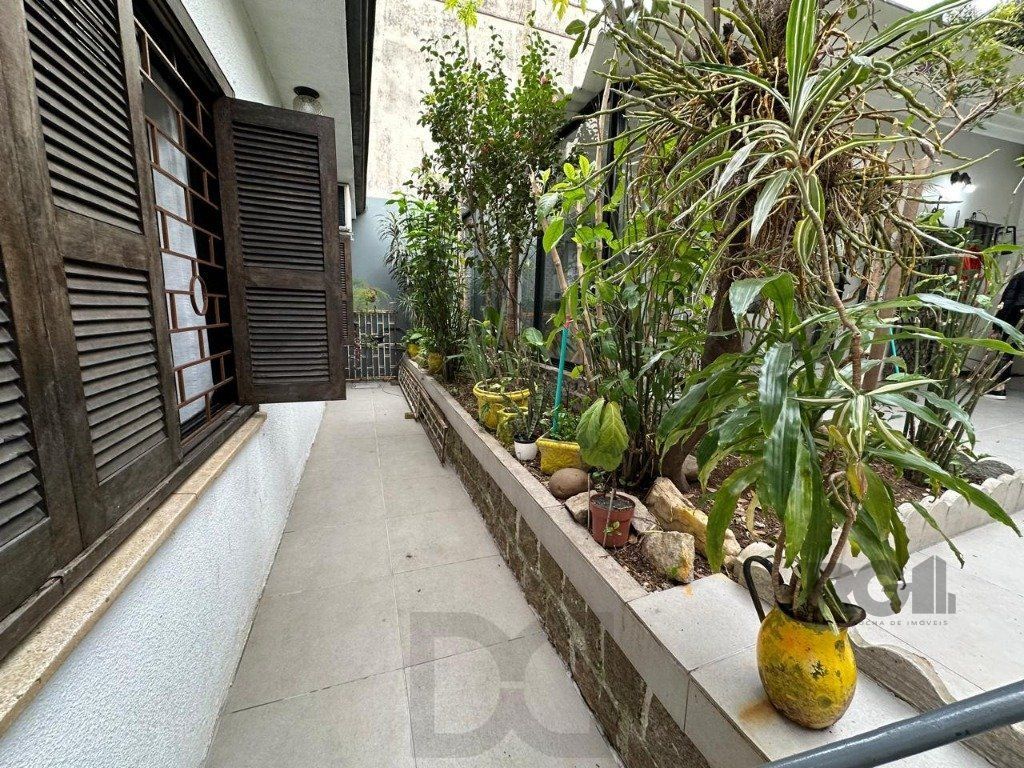 Vende-se ampla casa 3 quartos com hidro, 2 vagas, living com ladeira e salão de festas com churrasqueira - 260m² - Medianeira — foto 14