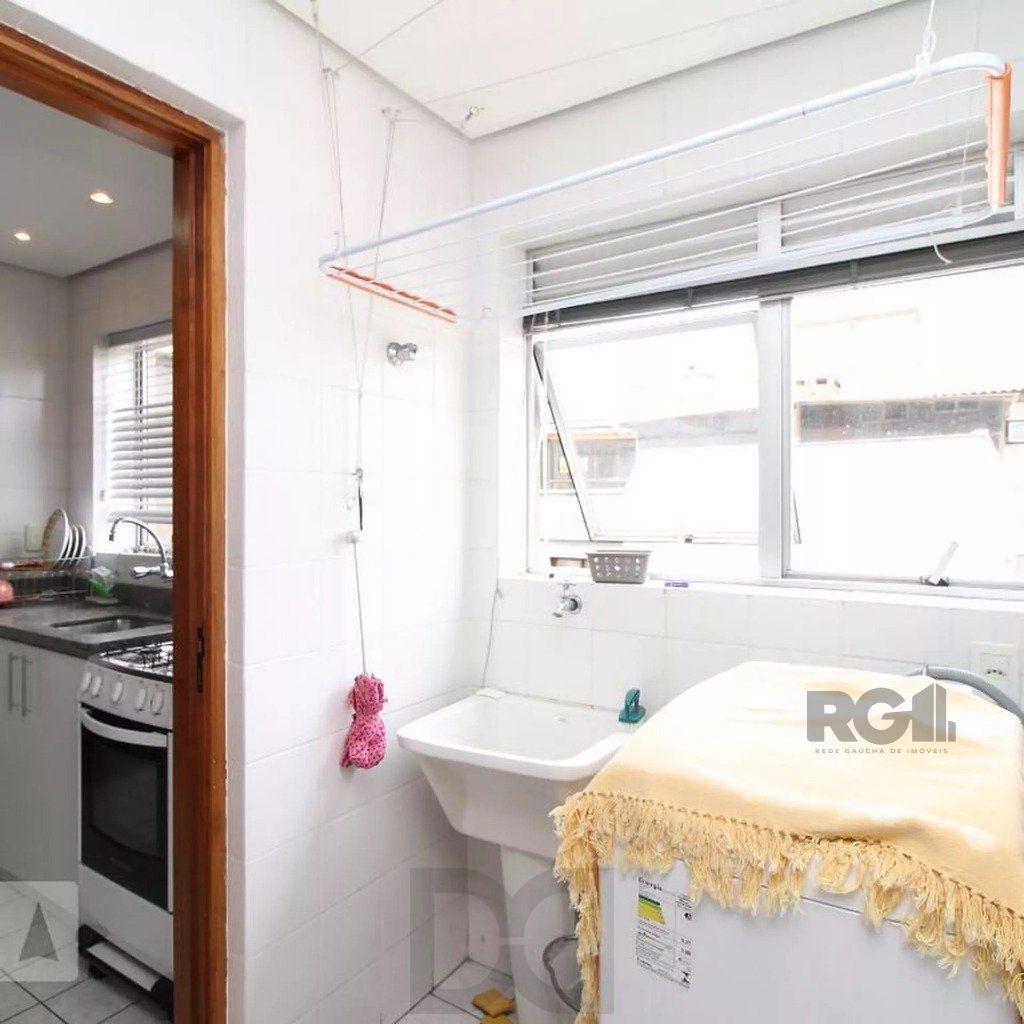 Vende-se apartamento 2 dorm c/ suite, living com sacada c/ churrasuqiera, vaga coberta - 93m² - Mont Serrat — foto 9
