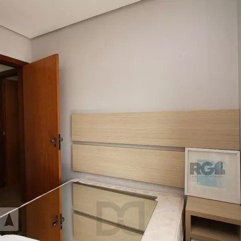 Vende-se apartamento 2 dorm c/ suite, living com sacada c/ churrasuqiera, vaga coberta - 93m² - Mont Serrat — foto 11