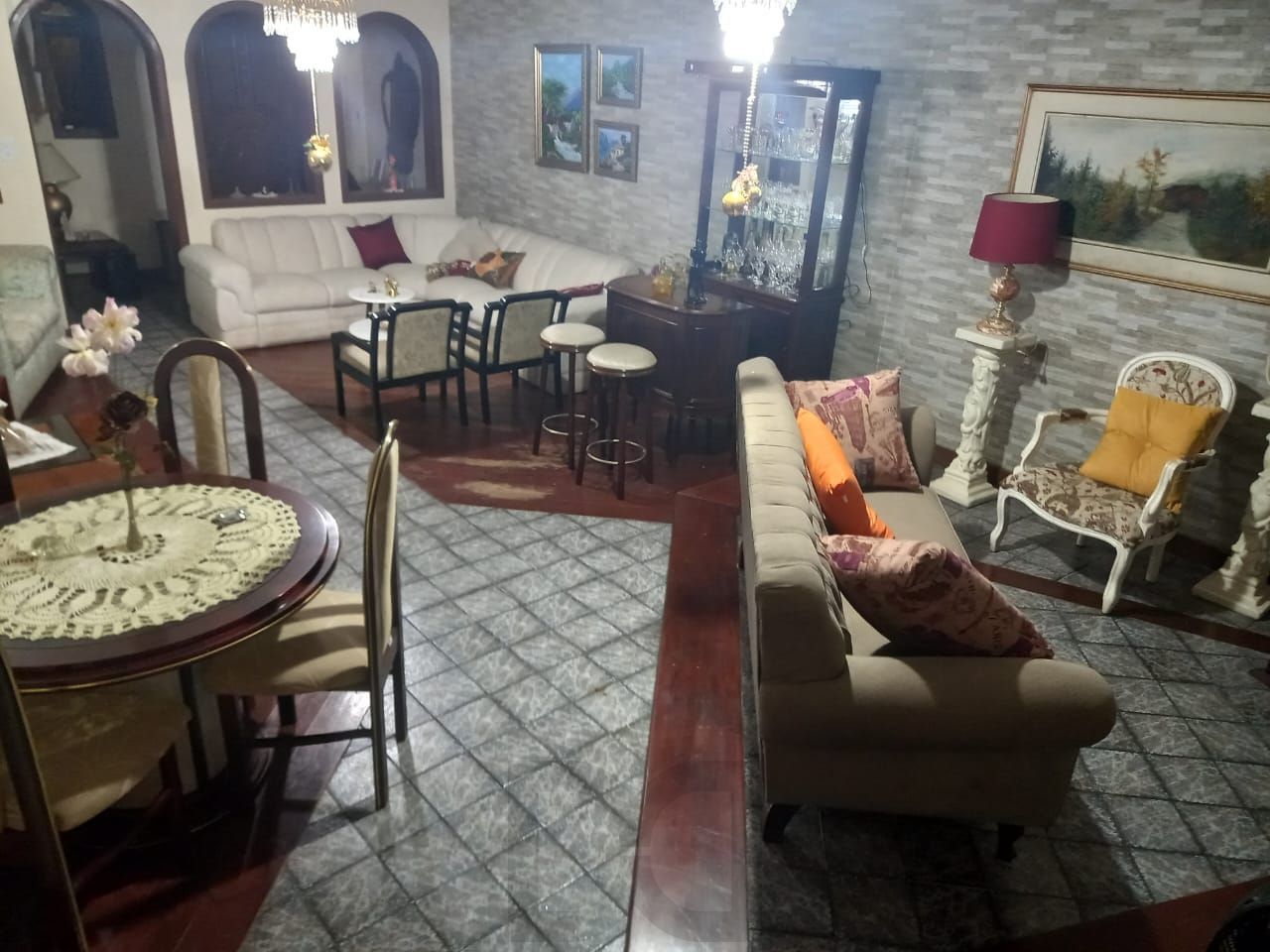 Excelente casa localzada ma Rua Santo Camaratto com 4 D e 1 suite — foto 10