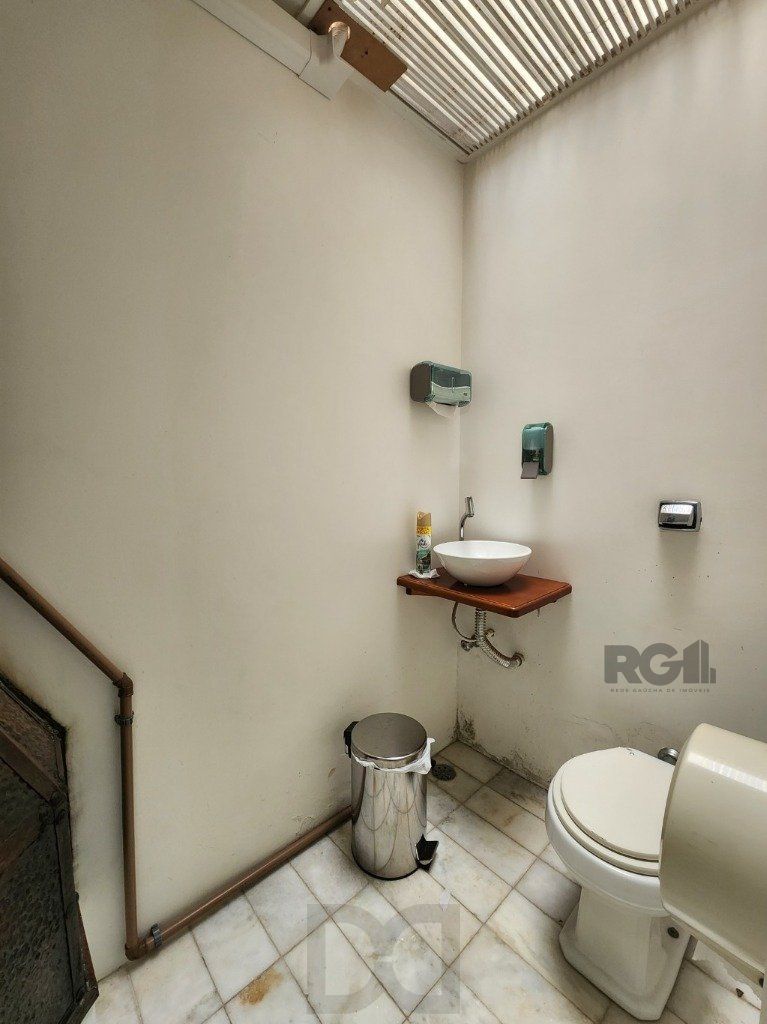 Vende-se excelente cada 3 quartos com suíte, 4 vagas, anexo comn salão de festas, podendo ser usada para fins comerciais - 255m² - Chácara das Pedras — foto 12