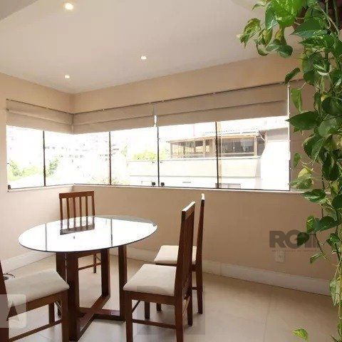 Vende-se apartamento 2 dorm c/ suite, living com sacada c/ churrasuqiera, vaga coberta - 93m² - Mont Serrat — foto 6