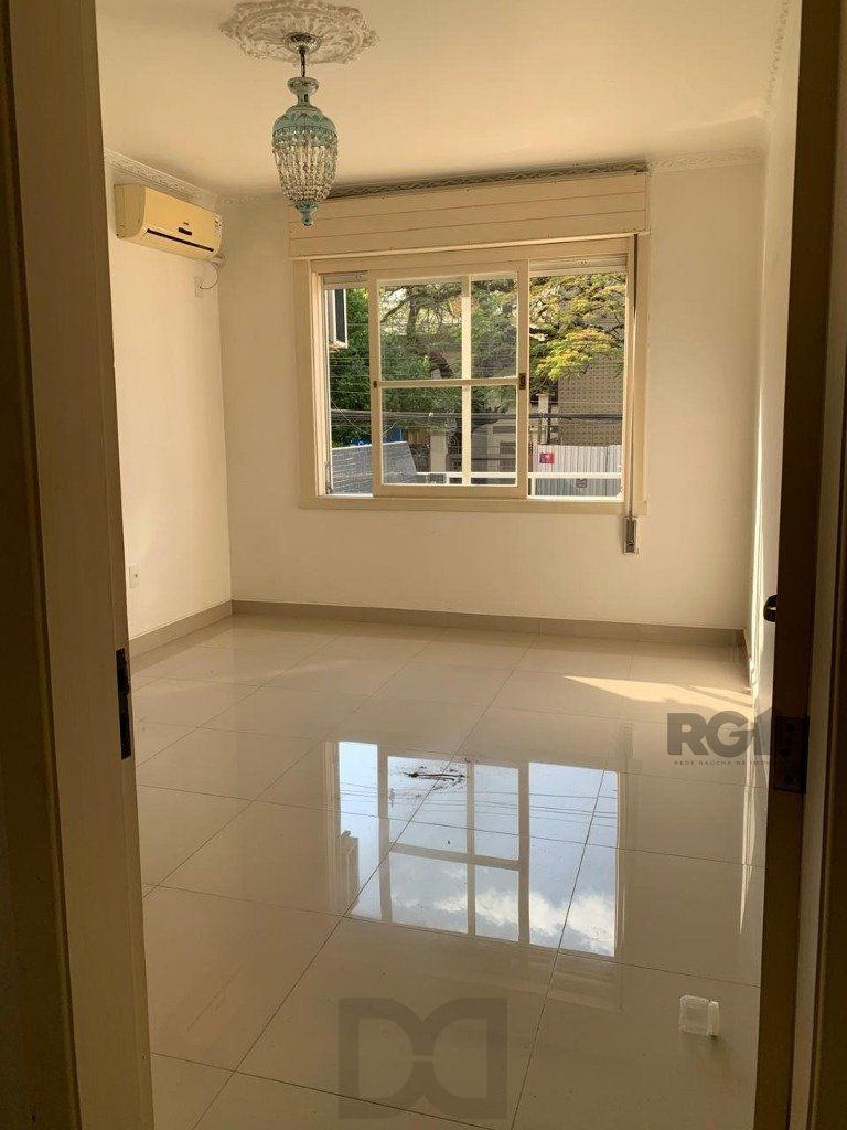 Vende-se belíssimo apartamento 3 suítes, de frente, próximo ao Parcão, reformado e com pátio - 194m² - Auxiliadora — foto 1