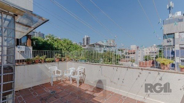 Vende-se excelente cobertura 2 quartos com suíte, 3 vagas de garagem com 156m² no Petrópolis — foto 1