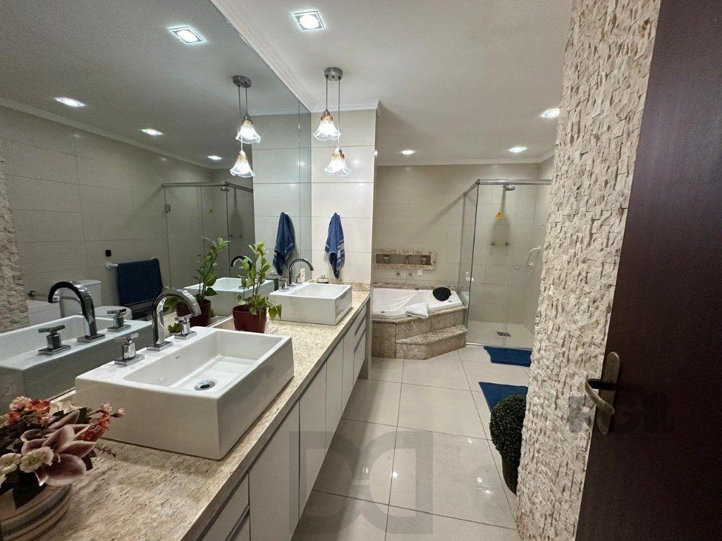Vende-se ampla casa 3 quartos com hidro, 2 vagas, living com ladeira e salão de festas com churrasqueira - 260m² - Medianeira — foto 9