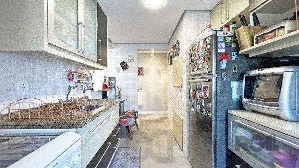 Apartamento de 2 dormitórios, 1 suíte e 1 vaga de garagem coberta e escriturada no bairro Floresta — foto 6