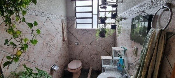 Vende-se ampla casa 6 quartos, 2 suítes, 5 vagas de garagem, churrasqueira e duas entradas individuais - 360m² - Chácara das Pedras — foto 5